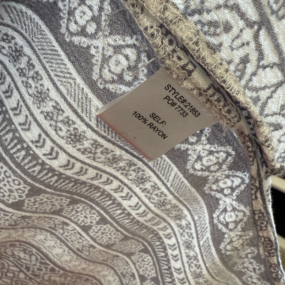 Skies Are Blue White and Gray Floral Patterned Boho Lace Trimmed Kimono Cardigan - Picture 5 of 7